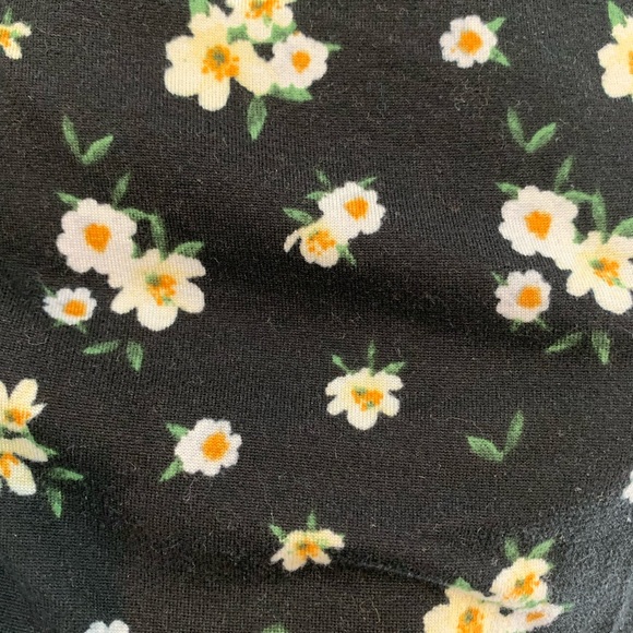 Spring v-neck crop top black with flowers - Picture 5 of 5